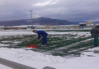 Marcelo portero del Sabiñanigo achicando nieve