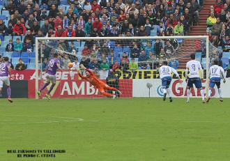 Gol de penalti del Real Valladolid ante el Real Zaragoza